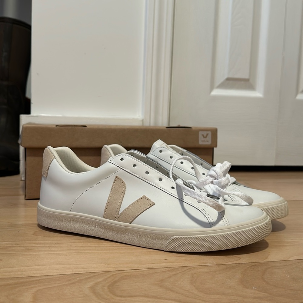 ⭐️BRAND NEW⭐️ Veja sneakers